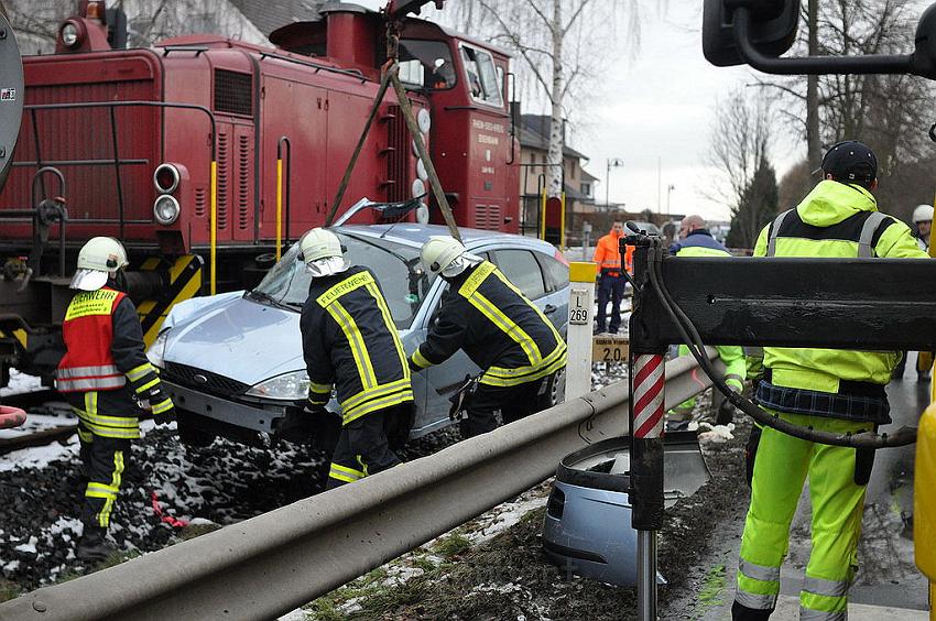 PKW gegen Zug Niederkassel Bingerstr P15.JPG